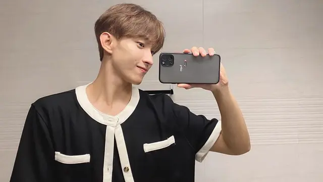 Gaya Santai DK Seventeen saat Mirror Selfie, Posenya Bisa Dijadikan Inspirasi