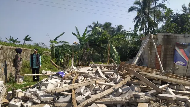 244 Rumah Rusak Diterjang Angin Puting Beliung di Bogor