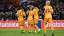 Pemain Timnas Belanda merayakan gol yang dicetak oleh Nathan Ake (kiri kedua) pada laga Grup B Kualifikasi Euro 2024 melawan Timnas Gibraltar di Feyenoord Stadium, Rotterdam, Belanda, Selasa (28/03/2023) WIB. De Oranje menang dengan skor 3-0. (AFP/John Thys)