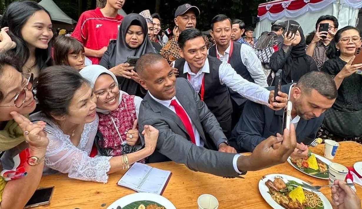 <p>Pelatih Timnas Indonesia, Patrick Kluivert berfoto bersama dengan para peserta setelah mengikuti upacara pengibaran bendera merah putih dalam perayaan hari ulang tahun kemerdekaan Indonesia ke-80 di KBRI Den Haag, Belanda, Minggu (17/08/2025). (Source: Twitter)</p>