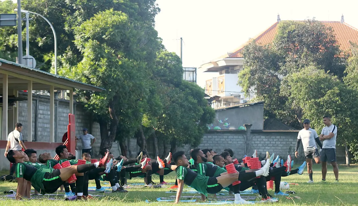 Para pemain Timnas Indonesia melakukan perenggangan saat latihan di Lapangan Gelora Trisakti, Bali, Minggu (13/10). Latihan ini merupakan persiapan jelang laga Kualifikasi Piala Dunia 2022 melawan Vietnam. (Bola.com/Aditya Wany)