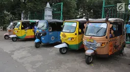 Sejumlah bajaj bermotif maskot Asian Games terparkir di kawasan Monas, Jakarta Pusat, Kamis (17/5). Bajaj-bajaj tersebut dicat serta dihias hingga menyerupai tiga maskot Asian Games 2018, yaitu Bhin Bhin, Atung dan Kaka. (LIputan6.com/Arya Manggala)