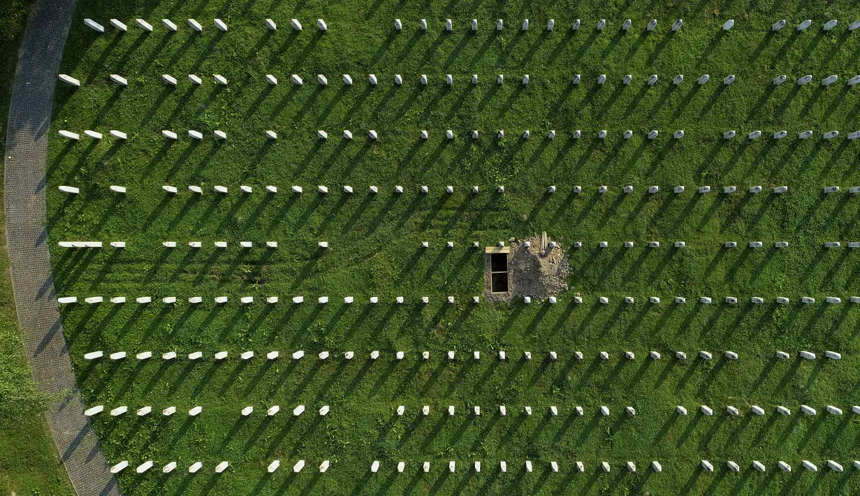 <p>Pada Juli 1995, orang-orang Serbia Bosnia menyerbu tempat persembunyian yang dilindungi PBB di Srebrenica. (AP Photo/Armin Durgut)</p>