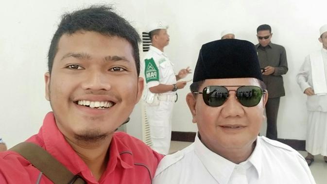 Prabowo kw alias Zamratul Fuadi ketika diajak warga berswafoto di ruang tunggu VVIP Bandara Sultan Syarif Kasim II. (Liputan6.com/M Syukur)