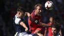 Striker Inggris, Harry Kane, berebut bola dengan bek Skotlandia, Kieran Terney pada kualifikasi Piala Dunia 2018 di Hampden Park, Sabtu (10/6/2017). Skor berakhir imbang 2-2. (AP/Scott Heppell)