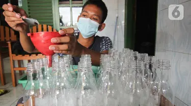 Dika (16) menyelesaikan proses pembuatan minuman jelly di rumahnya di Kawasan Gandasari, Kecamatan Jatiuwung, Kota Tangerang, Sabtu (21/8/2021). Penerapan PJJ pada pelajar akibat pandemi COVID-19, dimanfaatkan oleh seorang siswa kelas 12 dari SMK PGRI 109 Tangerang. (Liputan6.com/Angga Yuniar)