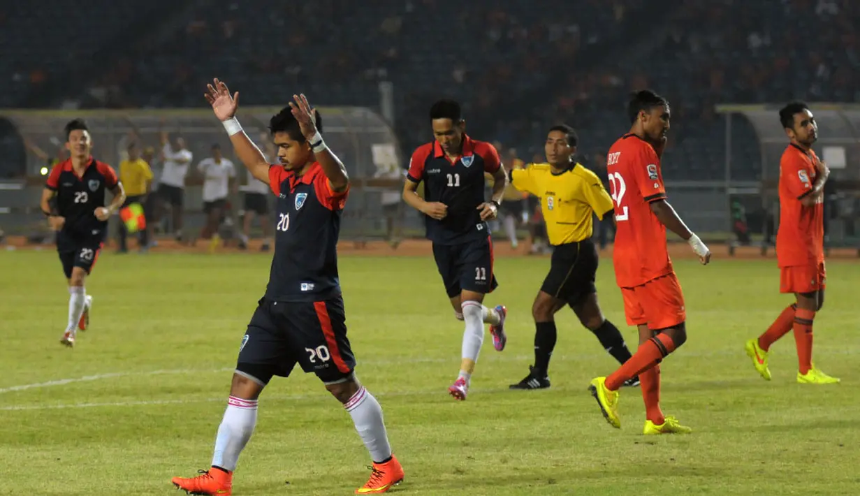 Kapten tim Pelita Bandung Raya, Bambang Pamungkas (kedua dari kiri), mengangkat tangan usai mencetak gol ke gawang Persija Jakarta di Stadion GBK, (14/8/2014). (Liputan6.com/Helmi Fithriansyah)