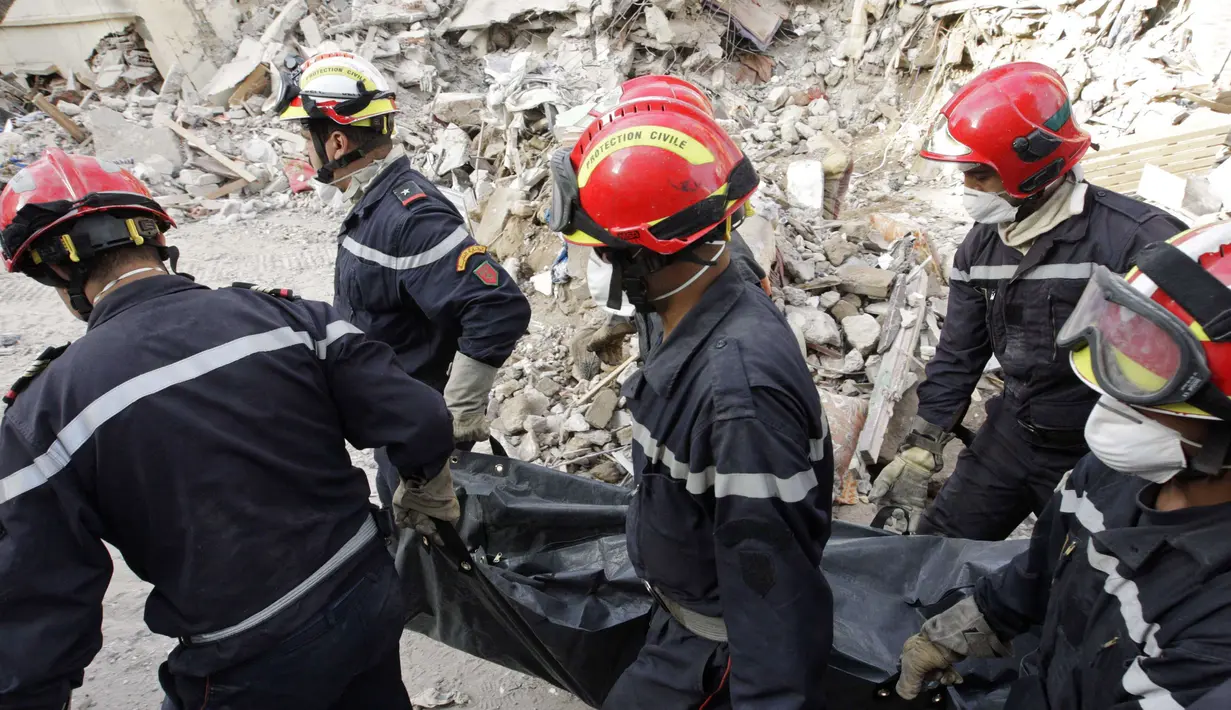 Petugas pemadam kebakaran mengevakuasi korban tewas akibat gedung yang runtuh di pusat kota Casablanca, Maroko, (13/7/14). (REUTERS/Macao)
