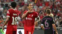 Kapten Liverpool, Virgil van Dijk melakukan selebrasi setelah mencetak gol ke gawang Bayern Munchen pada laga pra musim di Singapura, 2 Agustus 2023. Van Dijk ditunjuk sebagai kapten Liverpool menggantikan Jordan Henderson yang hengkang menuju Al Ittifaq pada bursa transfer musim panas. Hal tersebut karena dirinya dinilai merupakan salah satu sosok yang cukup berpengaruh di skuad asuhan Jurgen Klopp tersebut. Kontrak pemain asal Belanda tersebut diketahui hingga tahun 2025 mendatang dengan mendapatkan bayaran 220 ribu pounds per pekan. (AFP/Mohd Rasfan)