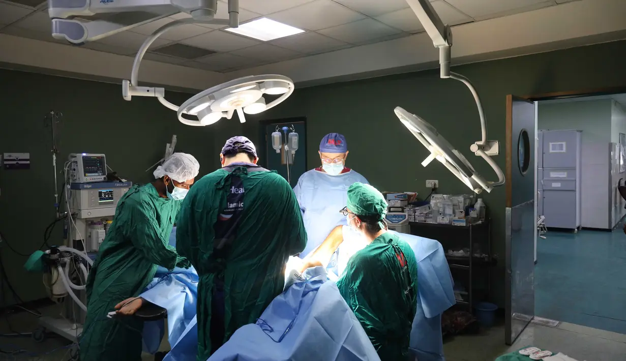 Data Organisasi Kesehatan Dunia (WHO), hingga Mei 2024 hanya 19 dari 36 rumah sakit di Gaza yang masih beroperasi secara parsial. 94 persen fasilitas kesehatan telah rusak atau hancur, dan lebih dari 600 serangan terhadap rumah sakit telah terjadi. Sementara lebih dari 1.500 tenaga kesehatan tewas, dan 185 lainnya ditahan oleh militer Israel. (Foto oleh AFP)