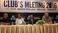 CEO PT Gelora Trisula Semesta, Joko Driyono (kedua kanan), memimpin pertemuan dengan klub-klub Indonesia Super League dan Divisi Utama membicarakan rencana Indonesia Soccer Championship di Jakarta, Jumat (26/2/2016). (Bola.com/Vitalis Yogi Trisna)