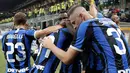 Para pemain Inter Milan merayakan gol rekannya, Antonio Candreva (tengah) ke gawang Lecce pada laga pertama Serie A 2019/2020 di Stadio Giuseppe Meazza, Senin (26/8/2019). Inter Milan menang 4-0 saat menjamu tim promosi Lecce. (AP Photo/Luca Bruno)