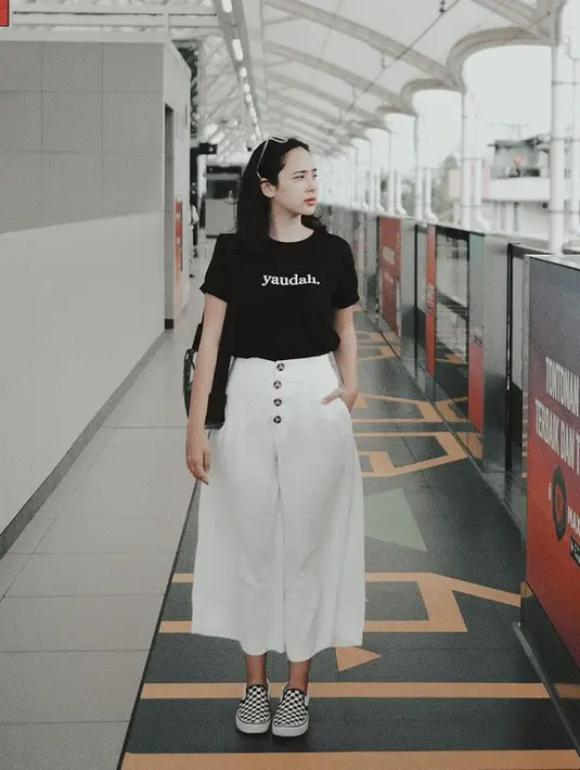 Gaya kasual seakan sudah jadi andalan mantan kekasih Joshua Suherman ini. Kali ini ia tampil fashionable dengan kaus berwarna hitam yang dipadukan denga rok putih panjang. Meski terkesan simpel, penampilan Pamela Bowie terlihat memesona. (Liputan6.com/IG/@pammybowie)
