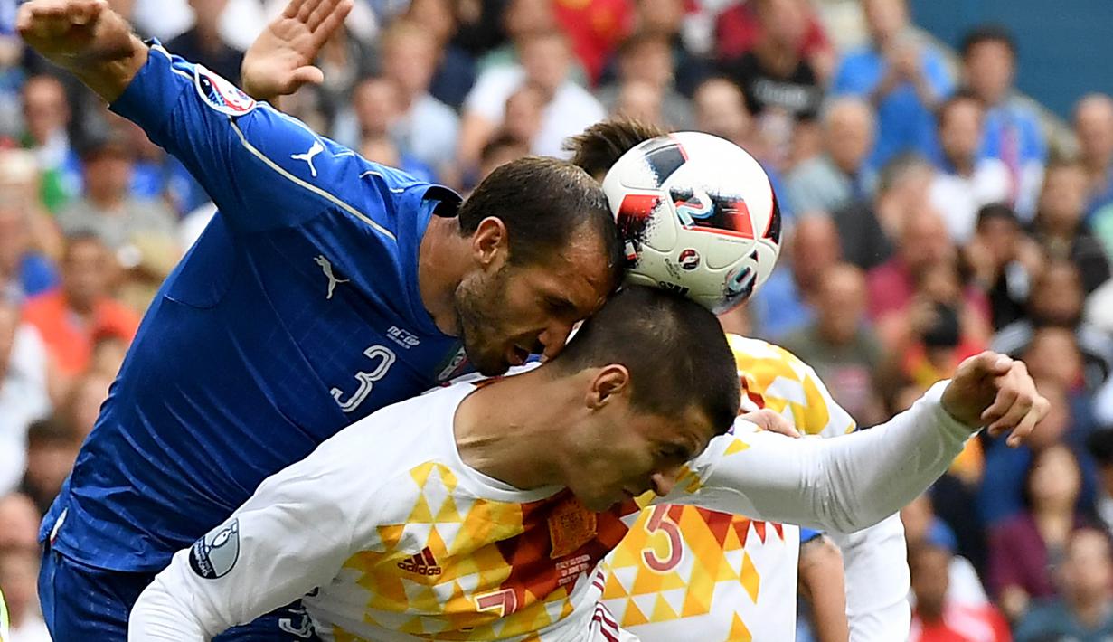 Pemain Spanyol, Alvaro Morata berduel dengan pemain Italia, Giorgio Chiellini pada babak 16 besar Piala Eropa 2016 di Stade de France, St. Denis, Prancis, Senin (27/6/2016). (EPA/Georgi Licovski)