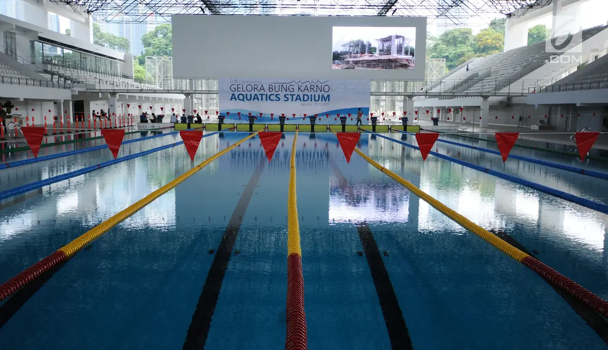 Tampilan kolam renang Gelora Bung Karno pasca dilakukan renovasi, Jakarta, Jumat (10/11). Renovasi fisik Stadion Aquatik Gelora Bung Karno dinyatakan selesai dan siap digunakan untuk penyelenggaraan Asian Games 2018. (Liputan6.com/Helmi Fithriansyah)