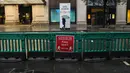 Warga yang membawa payung berjalan melewati penanda jaga jarak sosial di Oxford Street, London, Inggris, 21 Oktober 2020. Data resmi pada 21 Oktober 2020 menunjukkan Inggris mencatatkan penambahan 26.688 kasus COVID-19, penambahan kasus harian tertinggi sejak pandemi. (Xinhua/Tim Ireland)