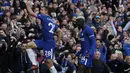 Bek Chelsea, Cesar Azpilicueta, merayakan gol yang dicetaknya ke gawang Watford pada laga Premier League di Stadion Stamford Bridge, London, Sabtu (21/10/2017). Chelsea menang 4-2 atas Watford. (AFP/Ian Kington)
