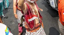 Wayang orang sambut obor Asian Games 2018 yang melintas di RSPAD Gatot Subroto - Hotel Borobudur Jakarta, Kamis (16/8). Pawai obor yang memasuki hari kedua dimulai dari Balai Kota DKI Jakarta dan berakhir di Gor Sunter.(Liputan6.com/Faizal Fanani)