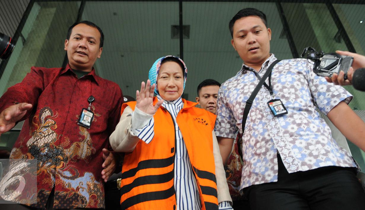 Wali Kota Cimahi nonaktif, Atty Suharti Tochija usai menjalani pemeriksaan KPK, Jakarta, Jumat (9/12). Atty tertangkap tangan saat menerima suap untuk pemulusan proyek pembangunan tahap II Pasar Atas Cimahi. (Liputan6.com/Helmi Afandi)