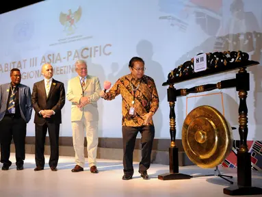 Menko Kemaritiman dan Sumber Daya, Rizal Ramli (kanan) secara resmi membuka Habitat III Asia Pasific Regional Meeting di Jakarta, Rabu (21/10/2015). Pertemuan ini merupakan persiapan menuju Prepcom III di Surabaya. (Liputan6.com/Helmi Fithriansyah)