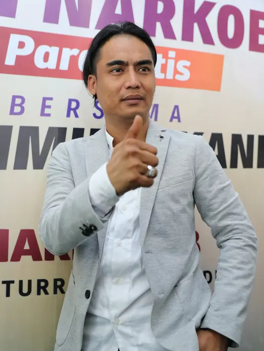 Charly yang mengaku bersih dari narkoba itu juga membantahkan, bahwa selama ini ada anggapa dengan narkoba karya-karnyanya semakin bagus. (Adrian Putra/Bintang.com)