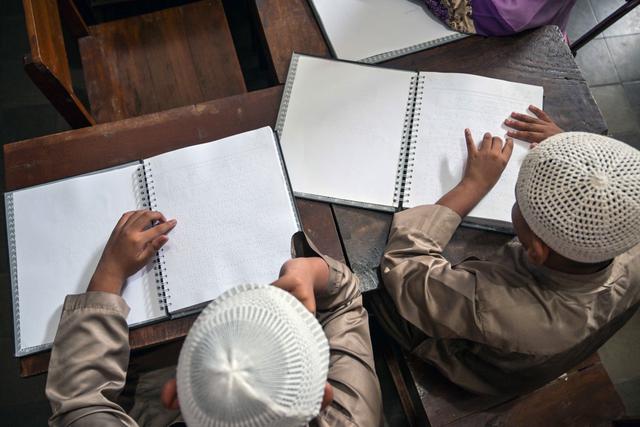 Antusiasme Siswa Berkebutuhan Khusus Netra Pelajari Al Quran Braille di Bulan Ramadan