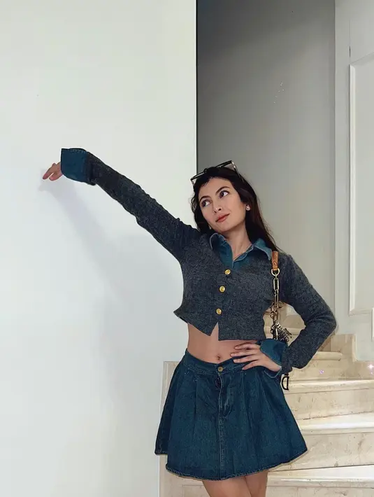 Gaya edgy Sarah Keihl mengenakan atasan cropped lengan panjang dengan sentuhan denim di bagian kerah dan ujung lengan, serasi dengan rok mininya. [Foto: Instagram/sarahkeihl]