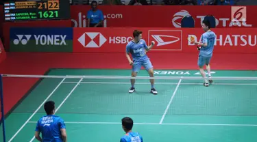 Ganda putera Indonesia, Kevin Sanjaya/Marcus Gideon usai melawan Hendra Setiawan/Rian Saputro pada babak kedua Indonesia Masters 2018 di Istora Senayan, Kamis (25/1). Kevin/Marcus unggul 21-16, 23-21. (Liputan6.com/Helmi Fithriansyah)