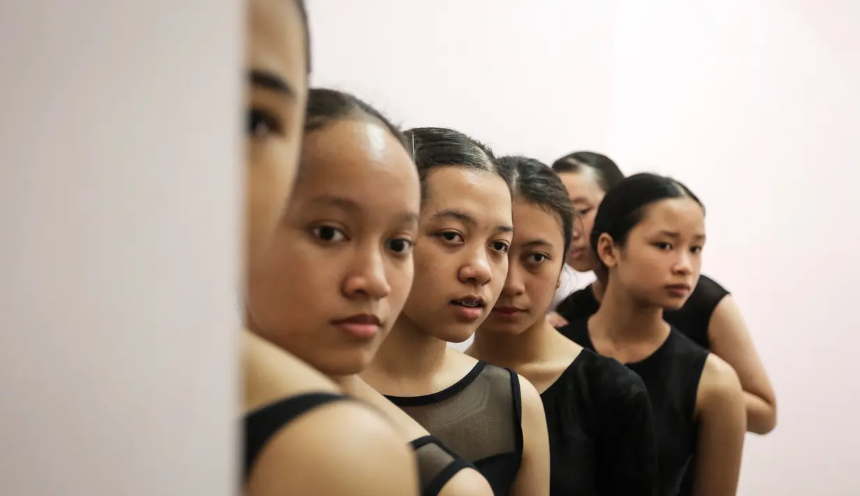Para pebalet menyaksikan penampilan di studio Cicila Ballet School, Kemanggisan, Jakarta, Minggu (16/9). Berbagai prestasi telah diukir melalui berbagai kompetisi balet tingkat internasional. (Liputan6.com/Fery Pradolo)