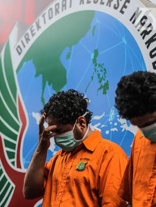 Menantu pedangdut Elvy Sukaesih, Muhammad Basurrah dihadirkan dalam rilis kasus narkoba di Ditnarkoba Polda Metro Jaya, Jakarta, Senin (7/10/2019). Polisi mengamankan barang bukti berupa sabu seberat 1,07 gram, 3 telepon selular, dan dua dompet milik kedua tersangka. (Liputan6.com/Faizal Fanani)