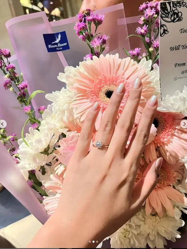 6 Potret Ulfi Damayanti Anak Elly Sugigi Dilamar Kekasih TNI, Penuh Bahagia