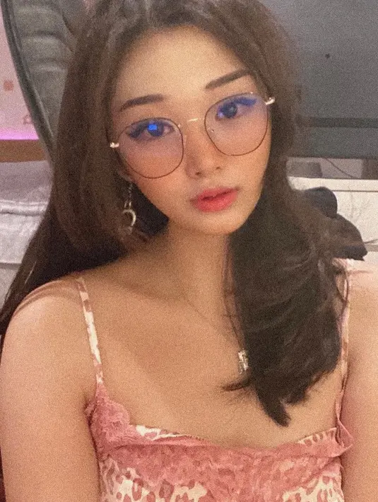 Dari dulu hingga kini, ia setia dengan warna lipstik peach yang terlihat fresh (Foto: Instagram @livyrenata)