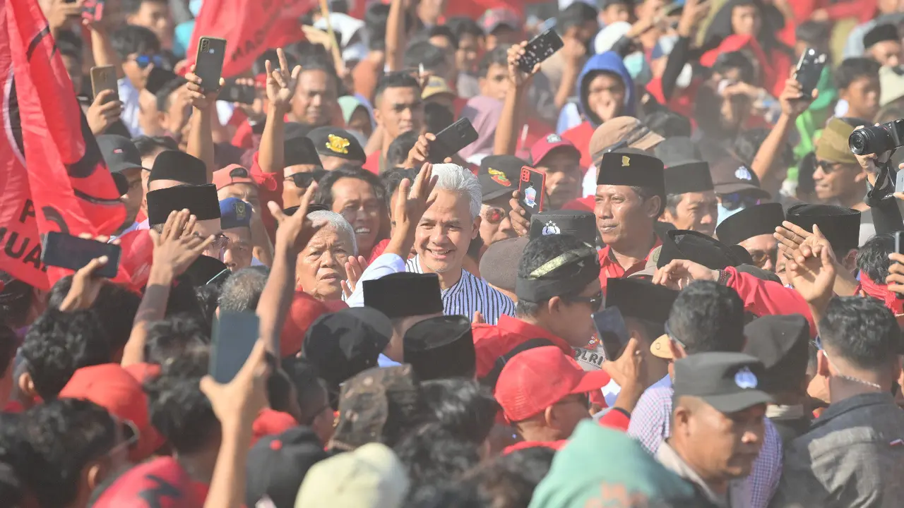 Bakal Capres PDIP Ganjar Pranowo di lapangan nasional, Selong, Lombok Timur, NTB, Minggu (18/6/2023). (dok PDIP)