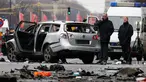 Petugas kepolisian memeriksa bangkai mobil Volkswagen yang rusak di Berlin , Jerman, (15/3). Warga Jerman di gegerkan oleh sebuah mobil yang tiba meledak di pusat kota Berlin. (REUTERS / Fabrizio Bensch)