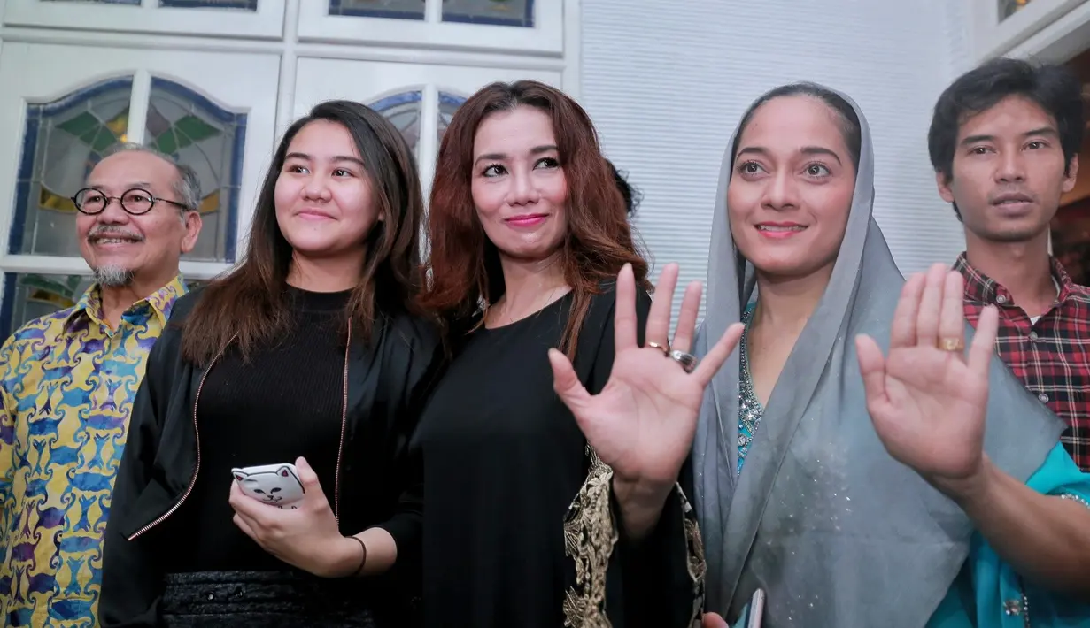 Suasana haru terlihat saat satu persatu keluarga memeluk penyanyi yang baru terbebas dari jerat narkoba itu. Bahkan terlihat beberapa dari keluarganya terlihat mengusap air mata. (Adrian Putra/Bintang.com)
