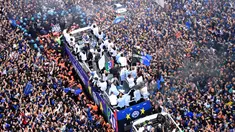 Pemain Inter Milan melakukan pawai juara Liga Italia dengan berkeliling kota Milan, Minggu (28/4/2024). Ini gelar juara ke-20. (AFP/Piero Cruciatti)