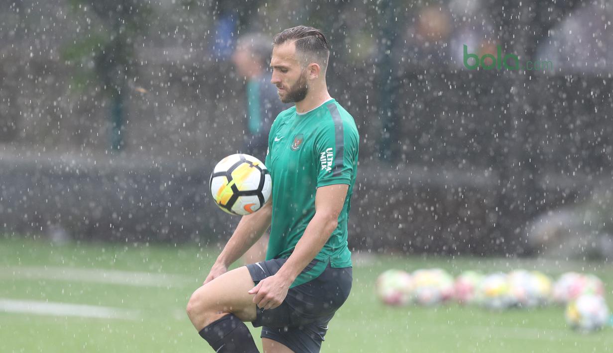 Pemain Timnas Indonesia U-23, Ilija Spasojevic melakukan juggling saat sesi latihan di Lapangan A,B,C, Senayan, Jakarta (18/2/2018). Latihan ini merupakan persiapan Asian Games 2018. (Bola.com/Nick Hanoatubun)