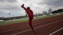 Atlet atletik asal China melakukan perenggangan saat latihan di Stadion Madya Senayan, Jakarta, Sabtu (10/2/2018). Latihan ini merupakan persiapan jelang Invitation Tournament Asian Games 2018. (Bola.com/Vitalis Yogi Trisna)
