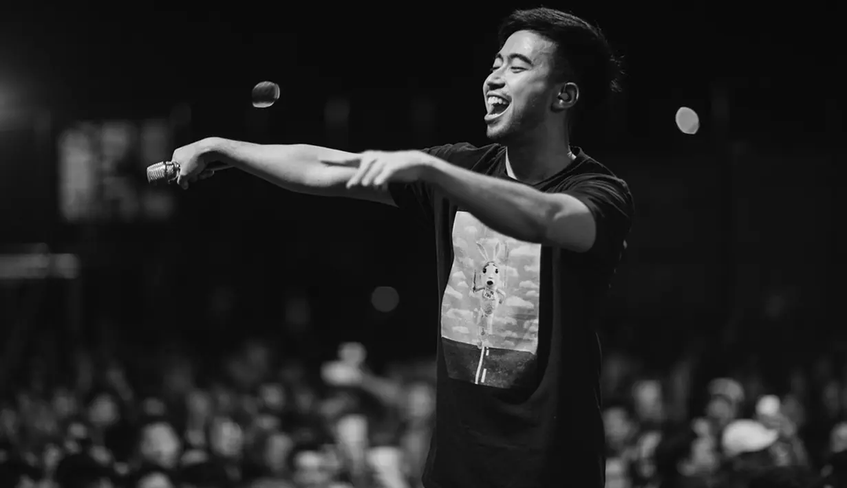 Walaupun hanya menggunakan kaos dan celana jeans serta sepatu, pesona Vidi nyatanya tak surut. Ia justru terlihat begitu asyik membawa suasana para penonton untuk ikut bernyanyi dengannya.  (Liputan6.com/IG/@vidialdiano)