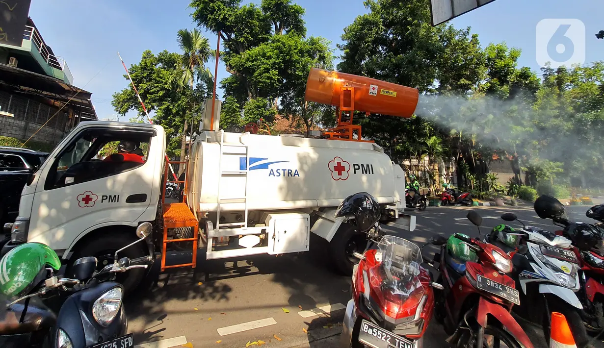 Sebuah mobil gunner spraying melakukan penyemprotan cairan disinfektan di kawasan Senayan, Jakarta, Senin (31/8/2020). Pemprov DKI Jakarta terus berupaya melakukan penyemprotan, menegakkan kedisiplinan protokol kesehatan sebagai upaya pencegahan COVID-19. (Liputan6.com/Fery Pradolo)