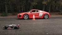 Audi R8 kalah dalam balap akselerasi dengan mobil remote control. 