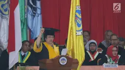 Presiden Kelima RI, Megawati Soekarnoputri memberikan pidato ilmiahnya setelah menerima gelar Doctor Honoris Causa dari Universitas Negeri Padang (UNP), Rabu (27/9). Kali ini merupakan pemberian gelar kelima bagi Megawati (Liputan6.com/Helmi Fithriansyah)