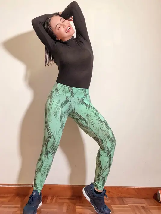 "Zumba adalah sebuah workout, happy workout. Kamu nggak berasa kayak olahraga. Saat kamu datang ke kelas zumba, keluarnya nggak kayak abis olahraga, jadi happy-happy, dancing," kata Denada. (Instagram/denadaindonesia)