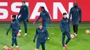 Para pemain Tottenham Hotspur saat mengikuti sesi latihan di Dortmund, Jerman barat (4/3). Tottenham akan bertanding melawan Dortmund pada leg kedua babak 16 besar Liga Champions. (AFP Photo/Bernd Thissen)