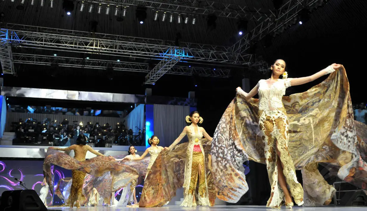 Bertepatan dengan 25 tahun berkarya, Anne Avantie menggelar fashion show bertajuk ‘Merenda Kasih’, Jakarta, (3/9/14). (Liputan6.com/Panji Diksana)