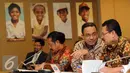Mendikbud, Anies Baswedan (kedua kanan) berbincang dengan Sekjen Kemendikbud, Didik Suhardi di Gedung Kemendikbud, Jakarta, Kamis (8/10/2015). Anies memberikan beberapa pernyataan seputar 50 thn SEAMEO. (Liputan6.com/Helmi Fithriansyah)