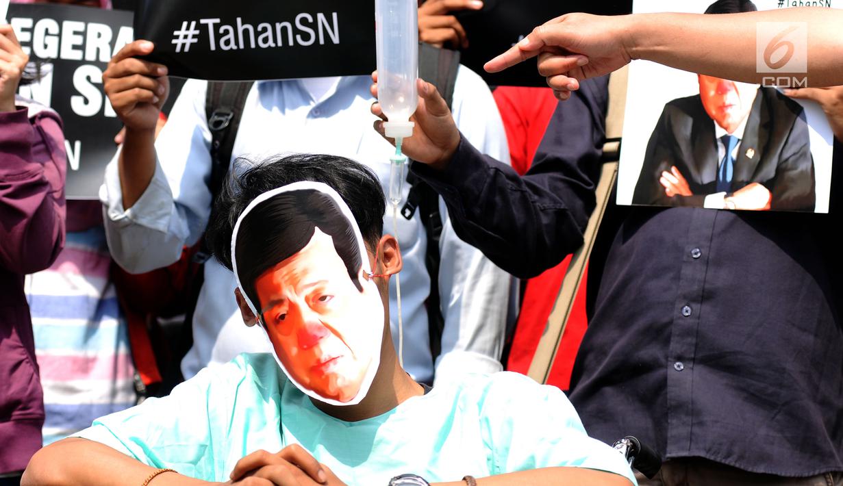 Aktivis Koalisi Masyarakat Sipil Anti Korupsi melakukan aksi teatrikal di depan Gedung KPK, Jakarta, Kamis (14/9). Mereka menuntut KPK segera menahan tersangka kasus dugaan korupsi KTP elektronik, Setya Novanto. (Liputan6.com/Helmi Fithriansyah)