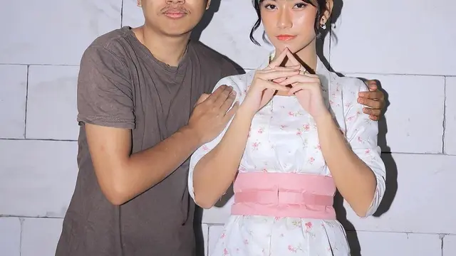 6 Editan Foto Cowok Bareng Zee dan Freya JKT48 Ini Halu Banget, Kocak