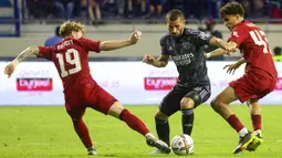 Namun, Lyon mampu bangkit dan membalikkan keadaan dengan mencetak tiga gol, masing-masing lewat dua gol Alexandre Lacazette dan Bradley Barcola. (AFP/Karim Sahib)