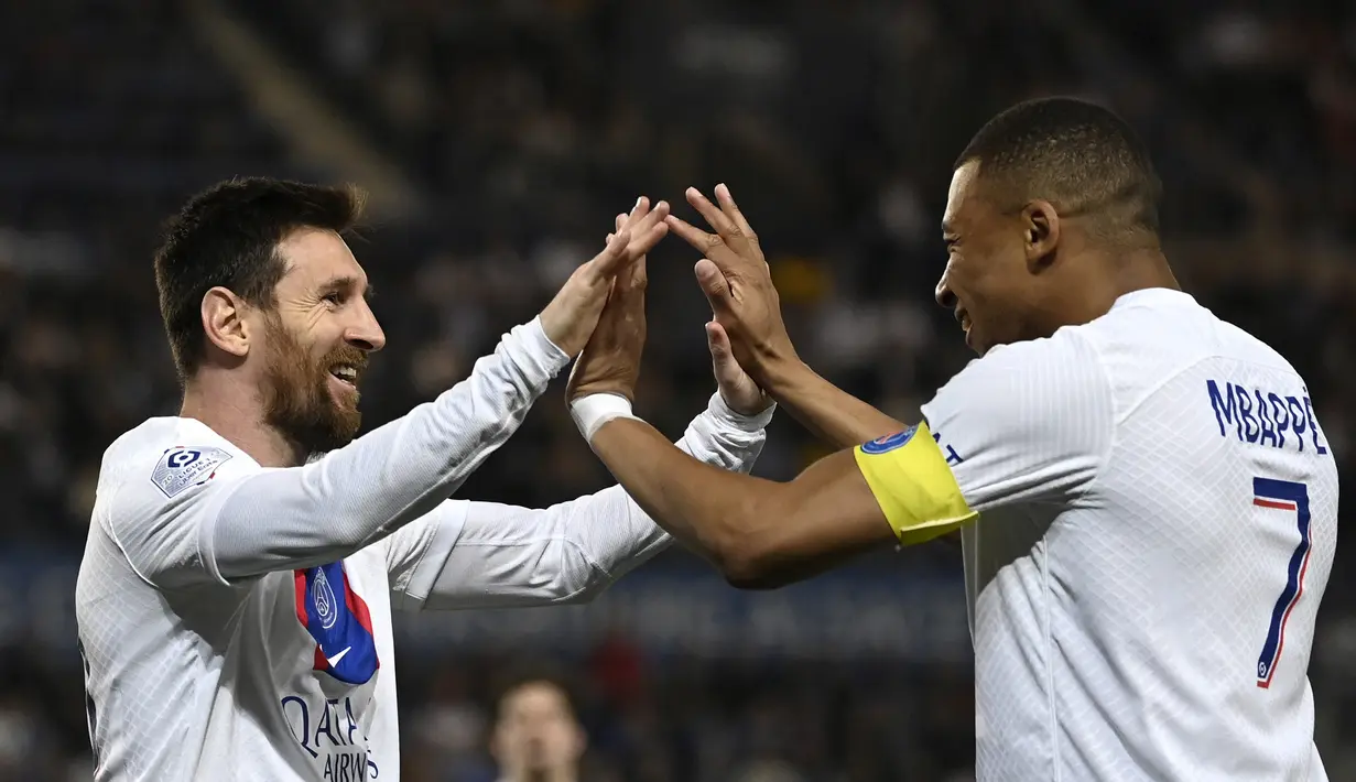 Selebrasi striker PSG, Lionel Messi (kiri) bersama Kylian Mbappe setelah mencetak gol ke gawang Strasbourg pada laga pekan ke-37 Liga Prancis 2022/2023 di Stade de la Meinau, Strasbourg, Prancis (27/5/2023). (AFP/Patrick Hertzog)